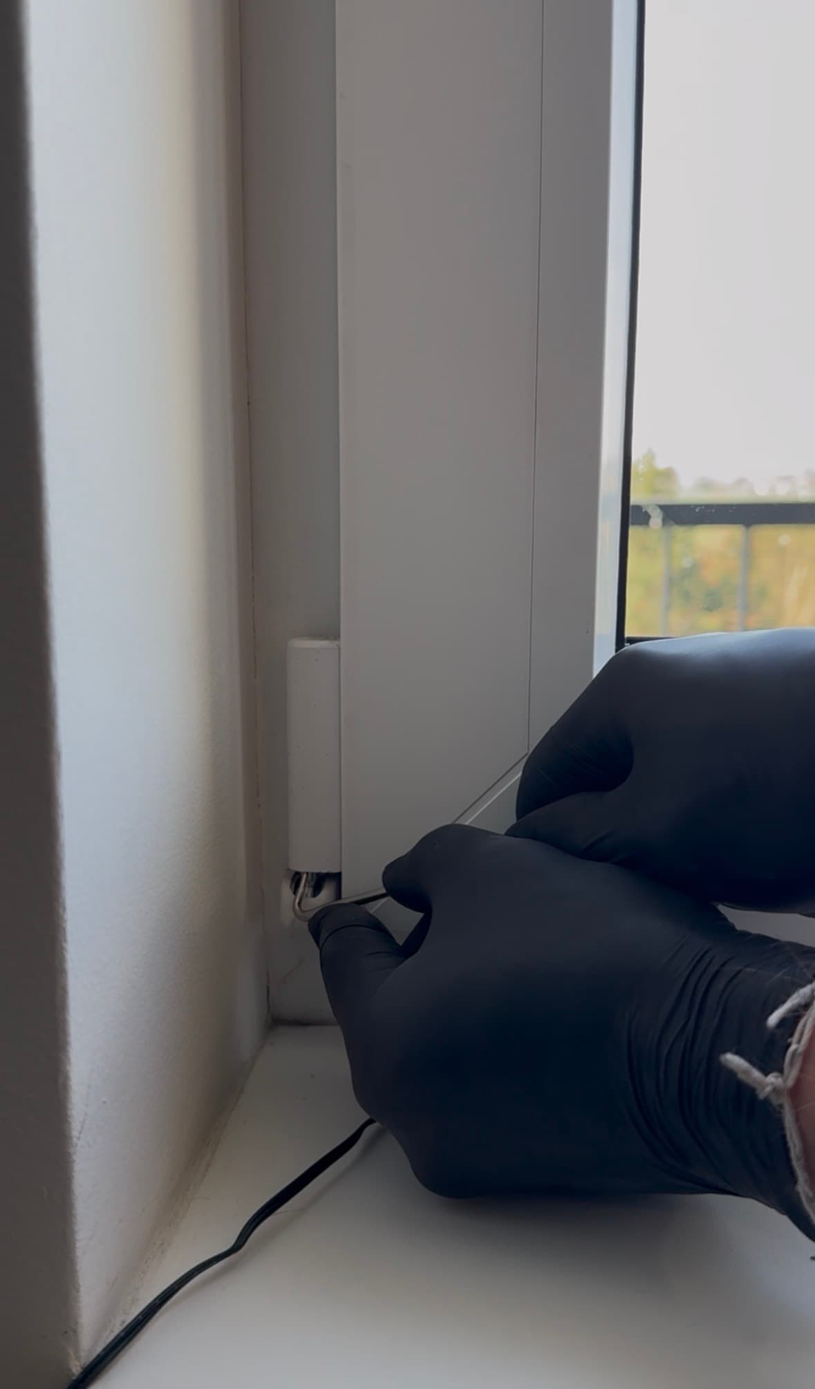 Detail servisní práce na okně